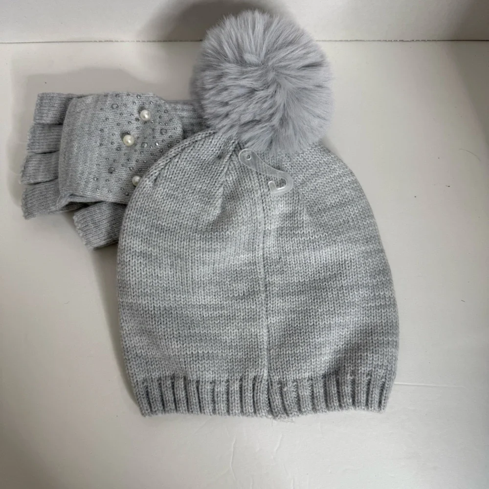 Holiday Time Gray Knit Hat and Glove Set